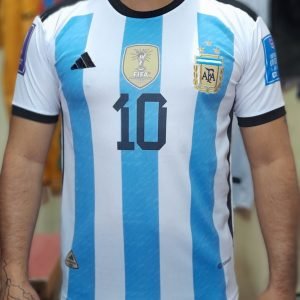 Primer equipamiento de Argentina con dorsal Qatar 2022