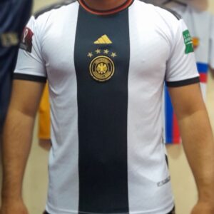 Primer equipamiento de Alemania Qatar 2022