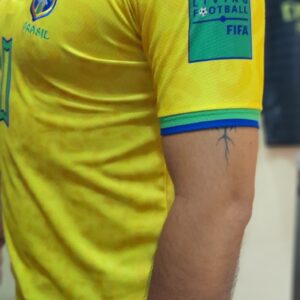 Primer equipamiento de Brasil con dorsal Qatar 2022